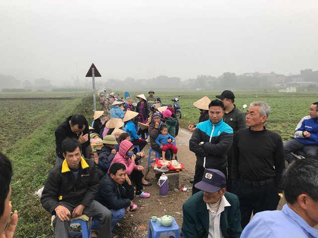 Người dân chặn đường bãi rác Nam Sơn. Ảnh: Trần Thanh