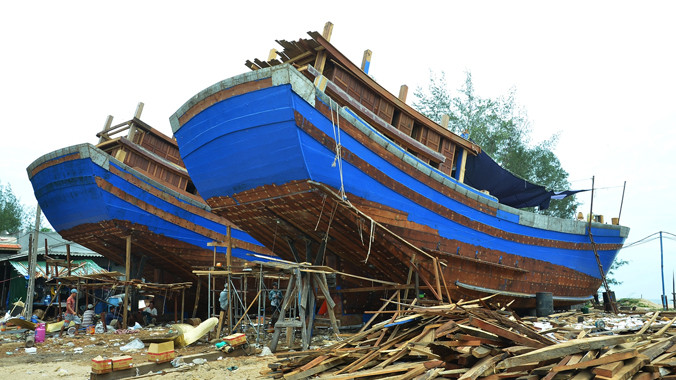 Hai tàu đang thi công trên ụ. Ảnh: Hà Anh