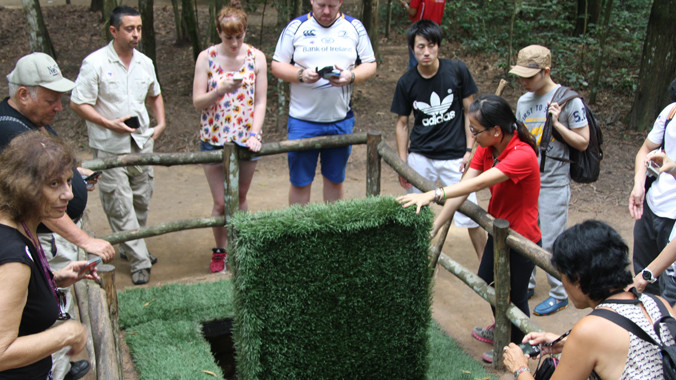 Không ai muốn rơi xuống hầm chông này. Ảnh: N.M.Hà