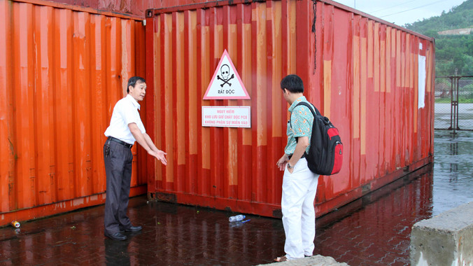 Hai container 7.000 lít dầu biến thế nhiễm hóa chất siêu độc PCB vẫn còn nguyên tại cảng Cái Lân sau tuyên bố sẽ di dời cách đây 3 tuần. Ảnh: Đỗ Hoàng