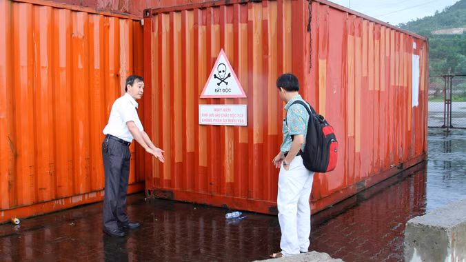 Hai container 7.000 lít dầu biến thế nhiễm hóa chất siêu độc PCB vẫn còn nguyên tại cảng Cái Lân sau tuyên bố sẽ di dời cách đây 3 tuần. Ảnh: Đỗ Hoàng