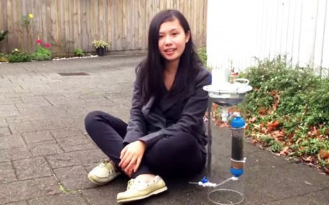 Cynthia Sin Nga Lam với thiết bị phát minh của mình.