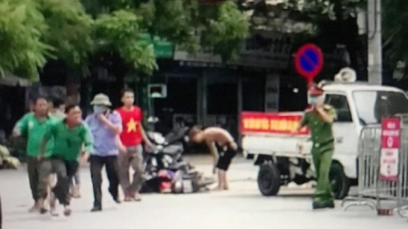 Nhóm tài xế xe ôm đuổi chém nhau ngay cả khi công an đã có mặt. Ảnh: cắt từ clip