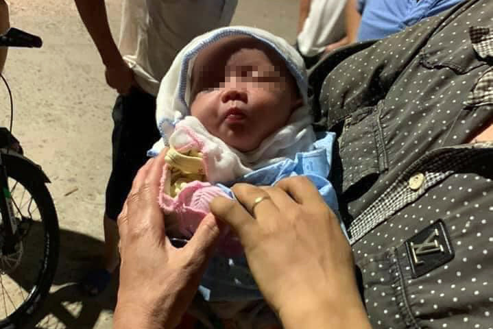 Bé gái bị bỏ rơi được người dân phát hiện