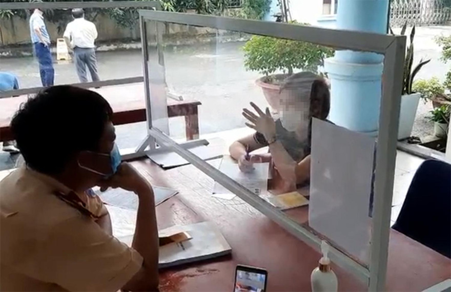 Nữ tài xế làm việc với lực lượng chức năng.