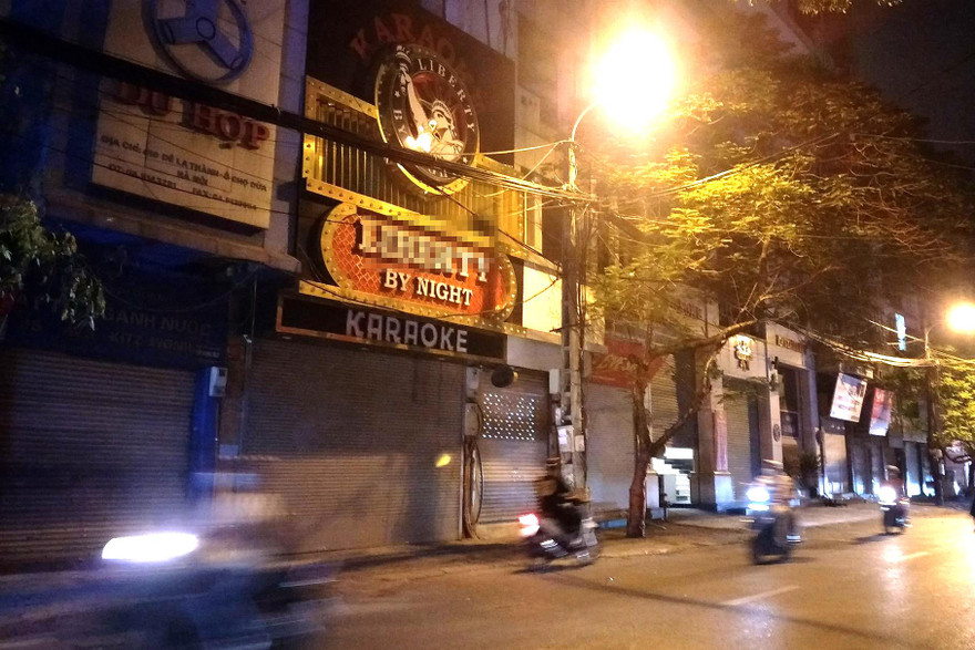 Quán karaoke mở ngoài giờ quy định bị phạt tới 15 triệu đồng. Ảnh minh hoạ.