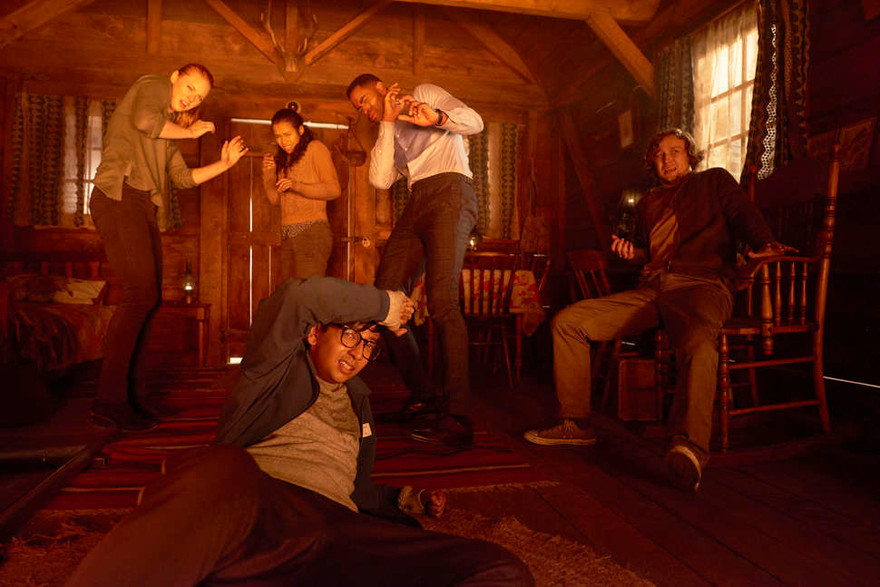 Hoa, nến, đồ chơi để bên ngoài cơ sở escape room bị cháy ở Ba Lan để tưởng nhớ 5 thiếu nữ xấu số. Ảnh: AP.