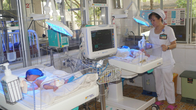 Hai bé gái đang được các y bác sĩ chăm sóc tại Bệnh viện Đa khoa tỉnh Bình Dương. Ảnh: Nguyệt Triều.