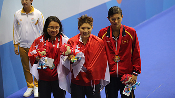 Tao Li (giữa) và Ánh Viên (bên phải) đang so kè HCV tại SEA Games 28. Ảnh: Đức Cường.