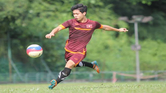 HLV Miura 'kèm chặt' Công Phượng trên sân tập