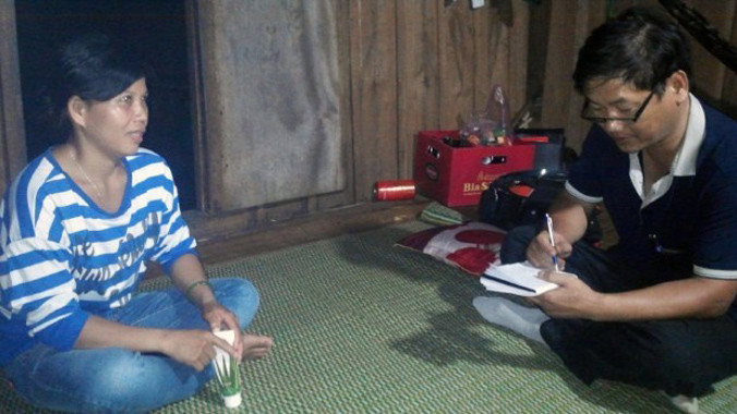 Đinh Thị Bé (trái) và “vật chứng tố cáo”.