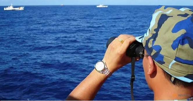 Một cảnh sát biển Việt Nam quan sát các tàu hải cảnh Trung Quốc. (Ảnh: Reuters)