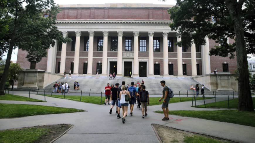 Trong khuôn viên ĐH Harvard, Mỹ. (Ảnh: AP)