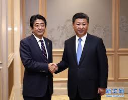 Thủ tướng Nhật Bản Shinzo Abe và Chủ tịch Trung Quốc Tập Cận Bình trong cuộc gặp năm 2016. (Ảnh: News.cn)