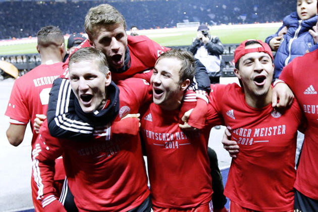 Ăn mừng trên sân chưa đủ, họ còn tráng tác tại bar thâu đêm suốt sáng