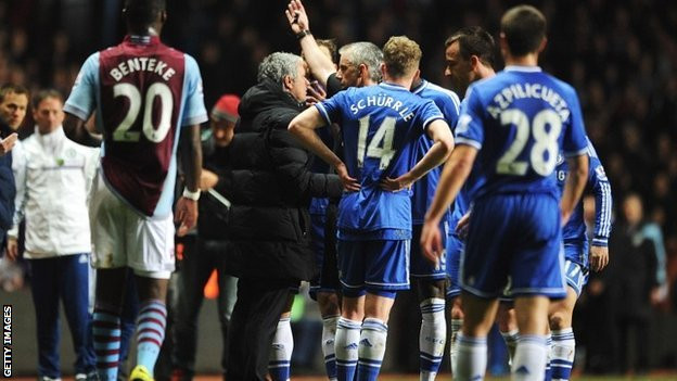 Mourinho cố gắng tiếp cận trọng tài cuối trận