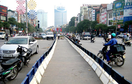 Dải phân cách cứng - công hay tội?