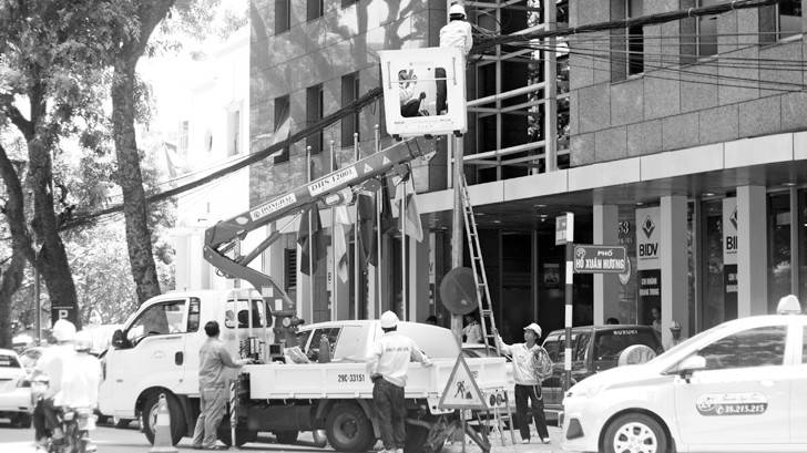 Hà Nội ra quân dọn “rác trời”. Ảnh: Trần Hoàng