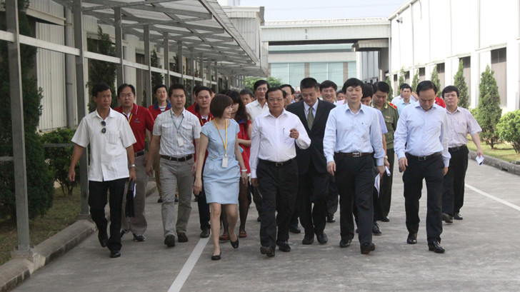 Bí thư thành ủy Hà Nội thăm và làm việc với các khu công nghiệp. Ảnh: N.T