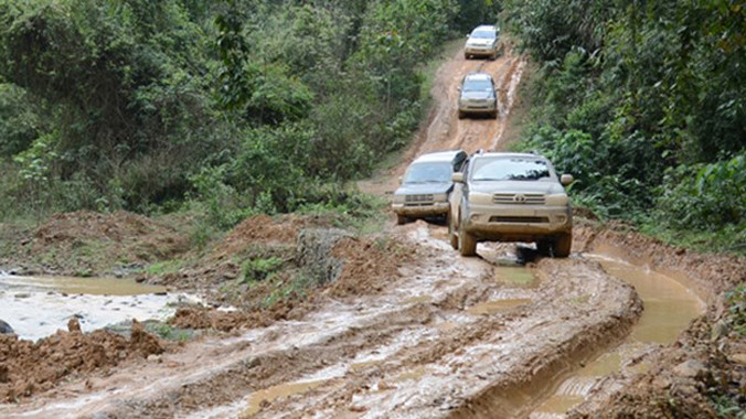 Quãng đường khảo sát nằm bên phía nước bạn hầu như chưa được đầu tư xây dựng, phần lớn là đường mòn, khó đi. Ảnh: Tedi cung cấp