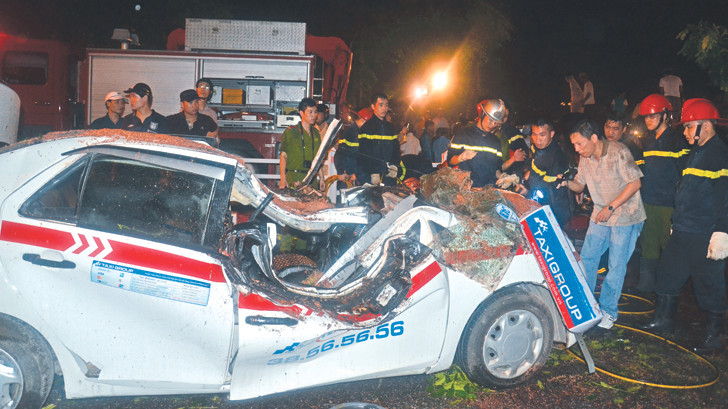 Phần đầu chiếc taxi 29A - 973.24 bẹp rúm, khiến lái xe tử vong tạo chỗ. Ảnh: Thanh Hà