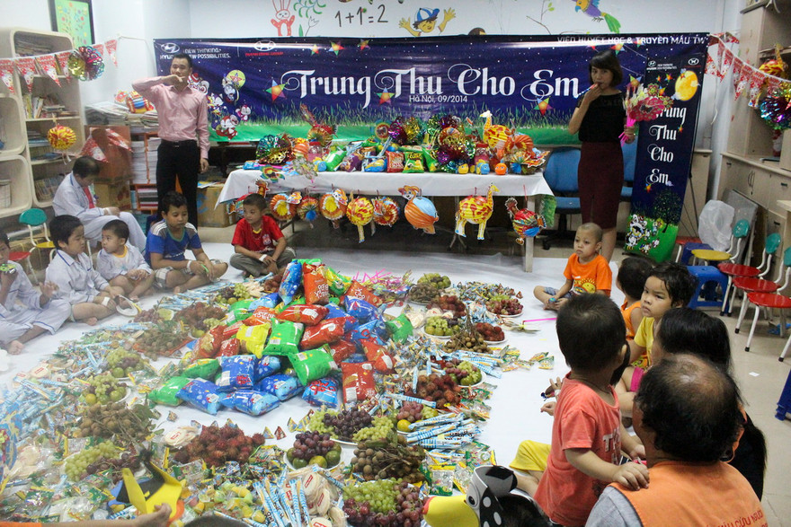 Vui trung thu với bệnh nhi tại Viện Huyết học và truyền máu TƯ