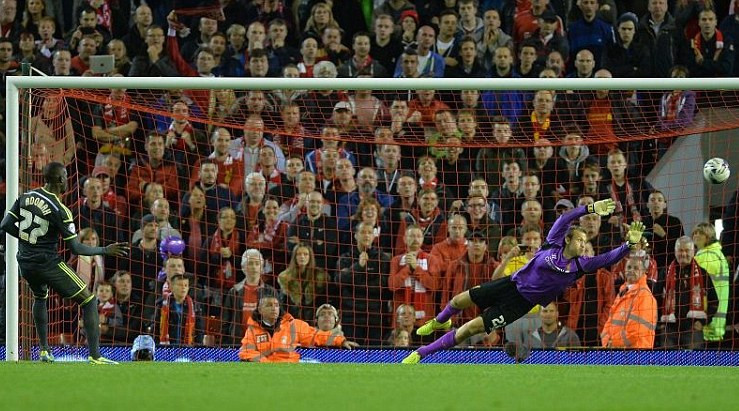 Liverpool đi tiếp trong trận đấu có 30 quả 11m