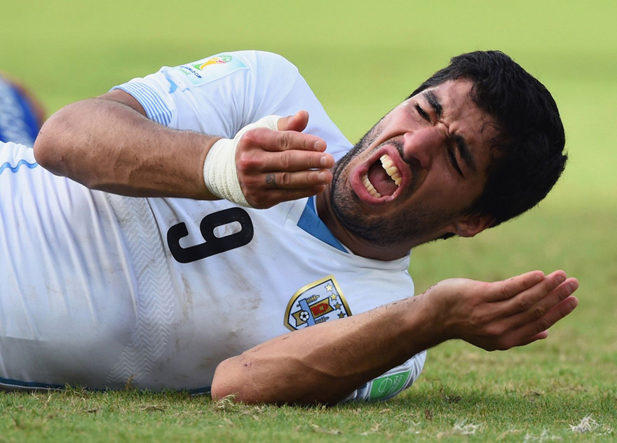 Bà nội Luis Suarez phản đối mạnh mẽ án phạt của FIFA