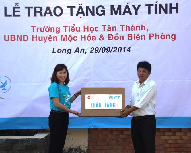 Tặng 40 máy tính cho tỉnh Long An