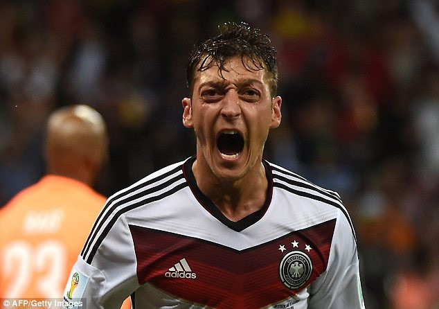 Oezil ghi bàn phút cuối giúp Đức thắng Algeria