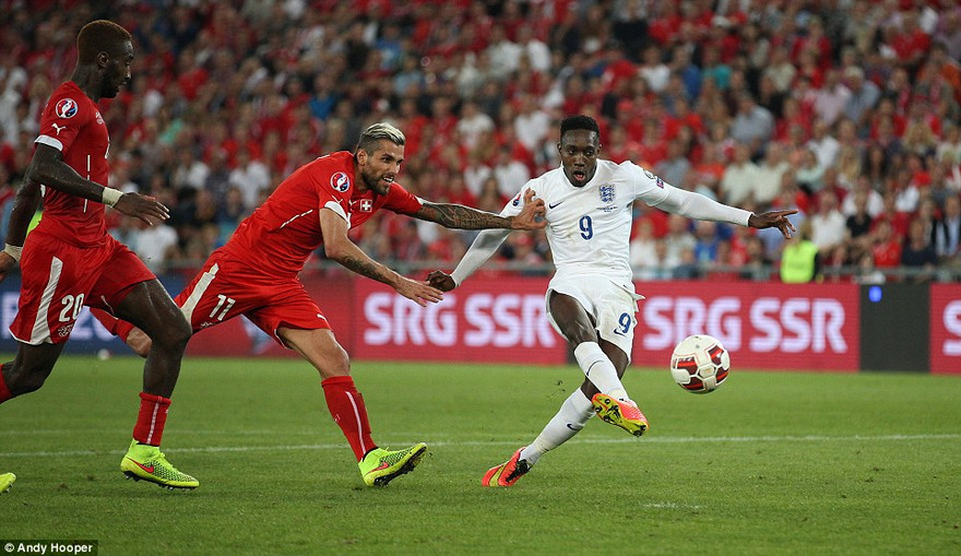 Welbeck là người hùng của tuyển Anh