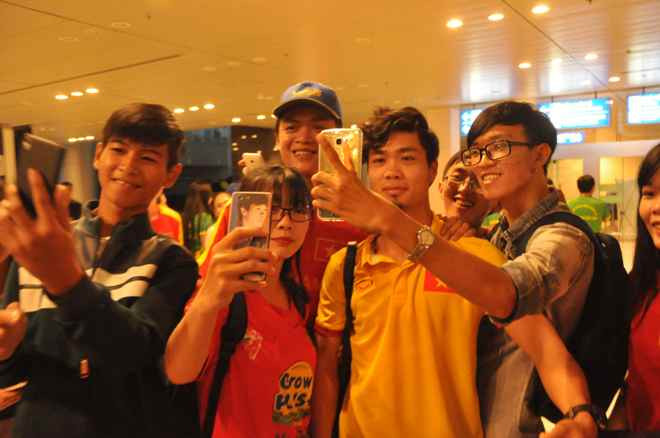 Fan nữ 'vây' Công Phượng chụp ảnh