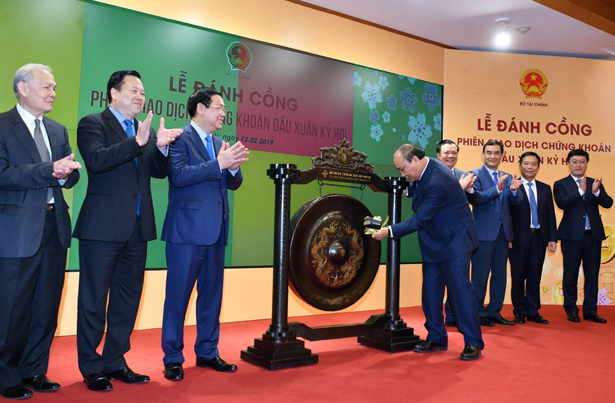 Thủ tướng Nguyễn Xuân Phúc đánh cồng khai xuân chứng khoán năm Kỷ Hợi 