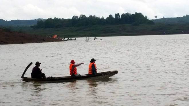 Xuồng cứu hộ đang tìm kiếm nạn nhân