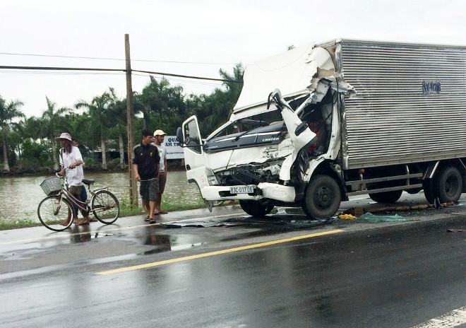 Xe tải 83C-017.06 bị hư hỏng nặng.