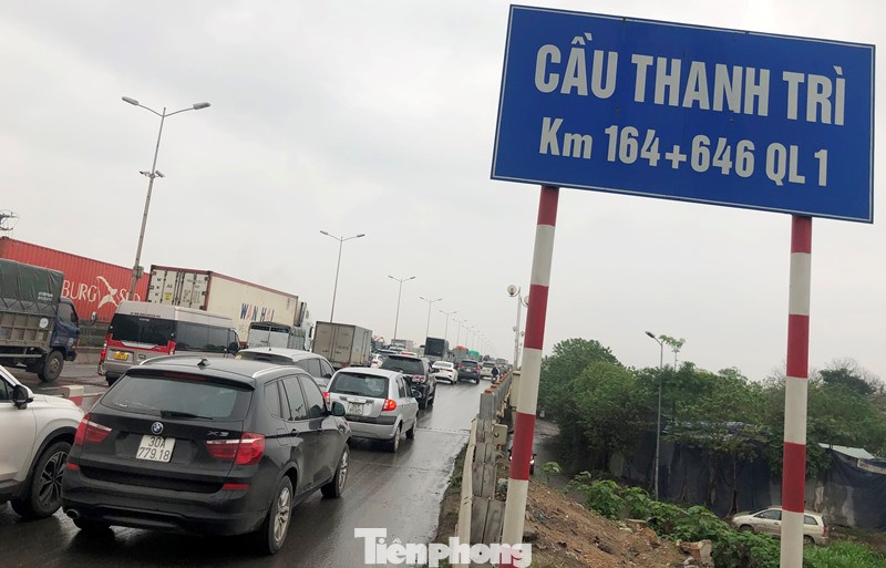 Cầu Thanh Trì ùn tắc trong ngày đầu hạ tốc độ xuống 60km/h