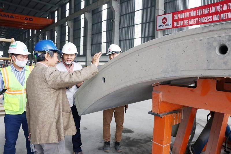 Đại diện Hội đồng nghiệp thu Nhà nước kiểm tra mẫu vỏ hầm tại nhà máy