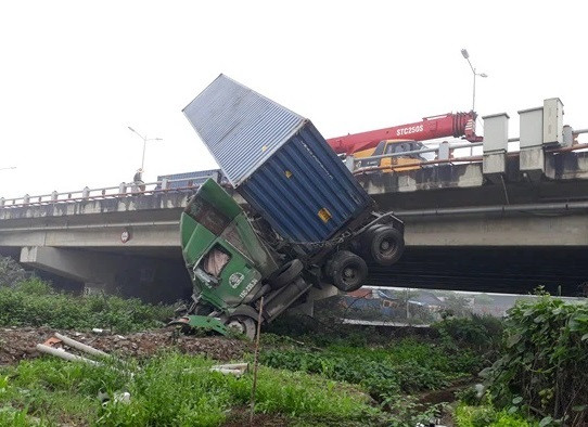 Thủ tướng yêu cầu xử lý cất cập giao thông trên cầu Thanh Trì