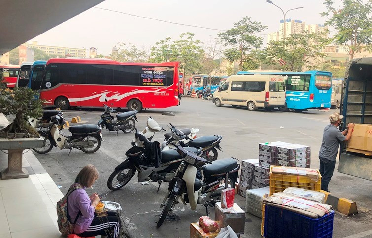 Sân chính bến xe Giáp Bát đang chỉ có lác đác xe khách hoạt động. Ảnh: A.Trọng