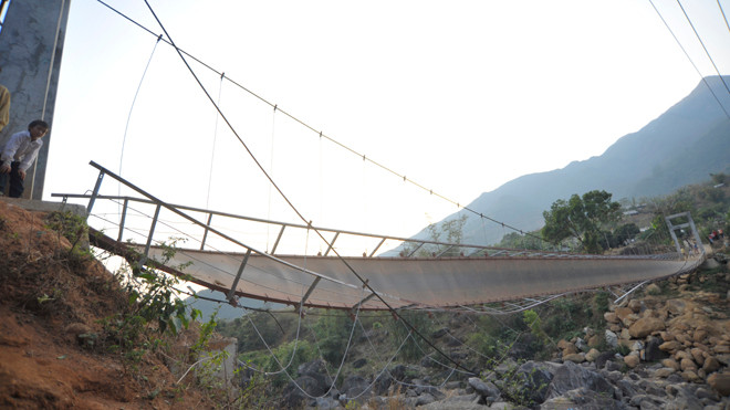 Vụ sập cầu tại bản Chu Va (Lai Châu) vẫn đang được cơ quan chức năng tiếp tục điều tra. Ảnh: Hoàng Anh