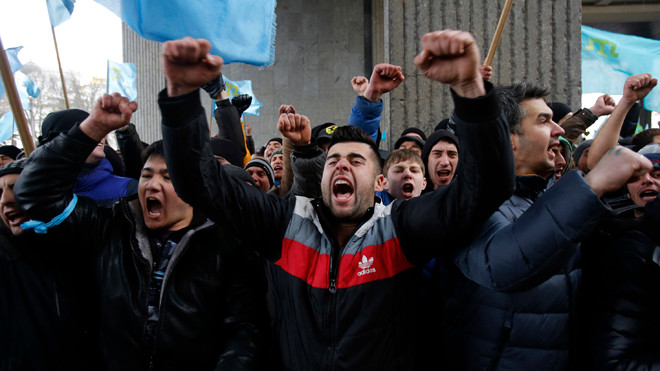 Những người thuộc nhóm Tatar tại bán đảo Crimea biểu tình trước trụ sở chính quyền thành phố Simferopol hôm 26/2. Ảnh: Darko Vojinovic