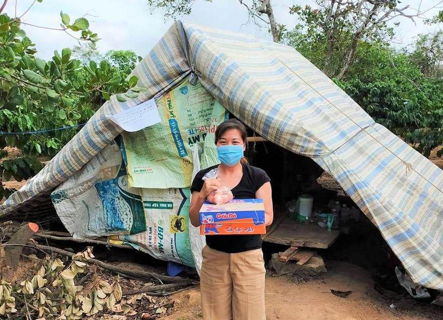 Một người dâ xã Ea Đăh (huyện Krông Năng), tự cách ly trong chòi rẫy