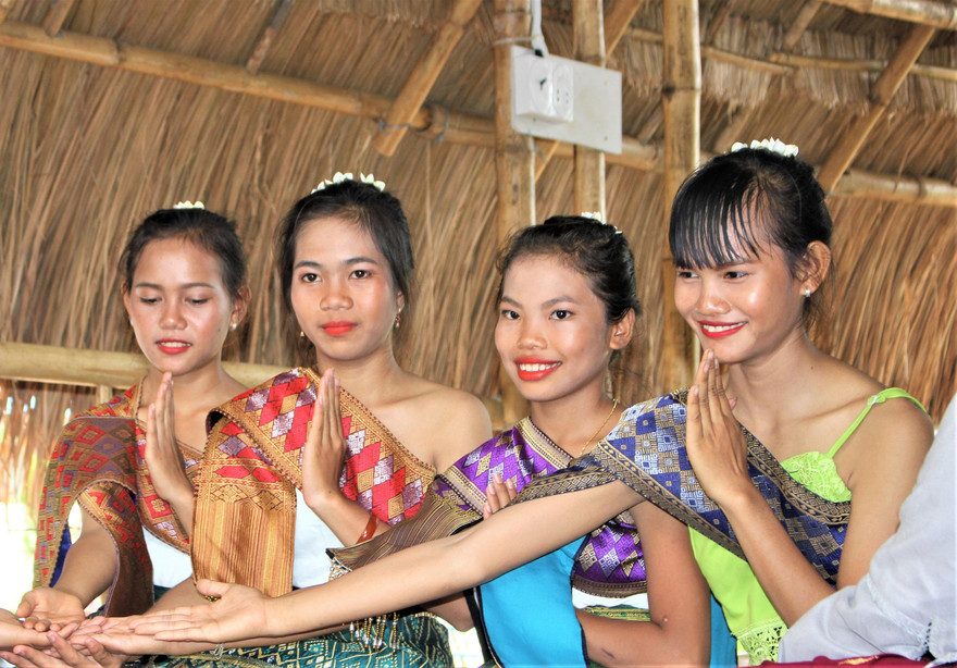 Thiếu nữ người Việt gốc Lào