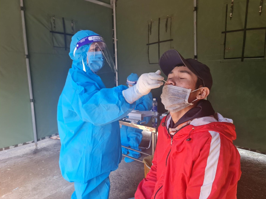 Cán bộ y tế Đắk Nông lấy mẫu xét nghiệm. Ảnh minh họa
