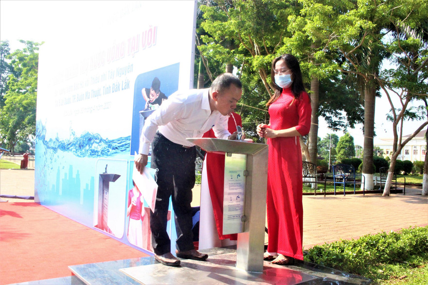 Nước tự động phun lên, người dùng có thể uống trực tiếp