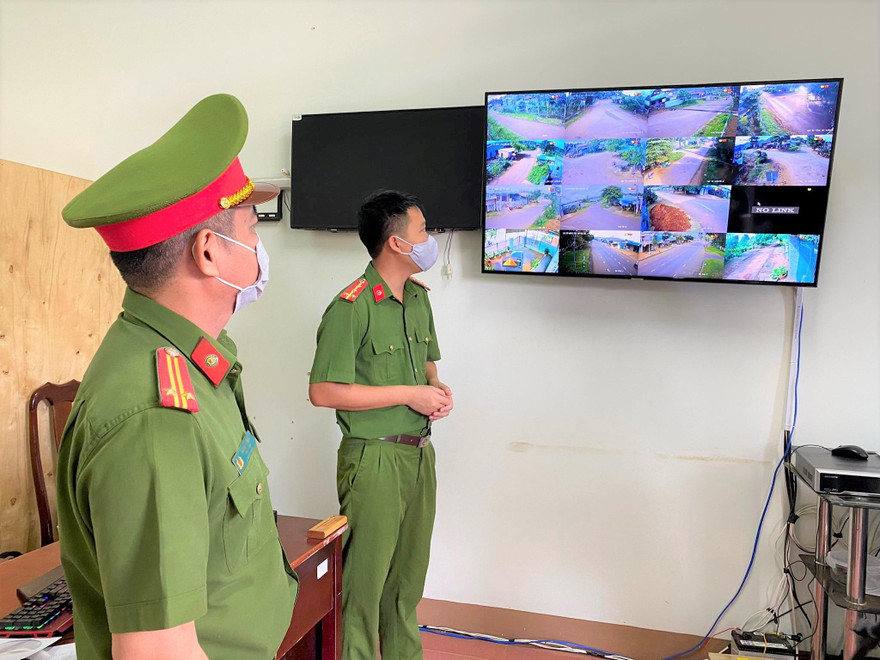 Công an huyện Cư M'gar giám sát an ninh qua hệ thống camera. Ảnh: T.Dũng