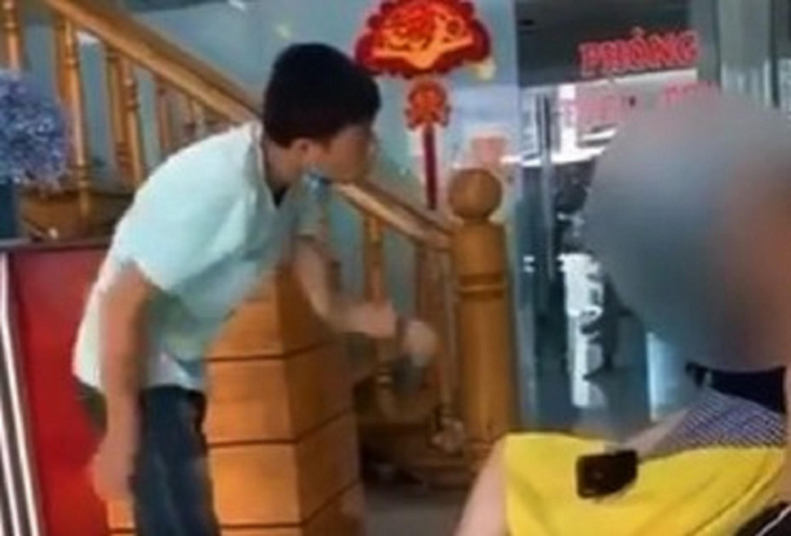 Anh L. đến nha khoa Khánh Kiều yêu cầu nêu lý do vì sao đánh vợ. Ảnh: Cắt từ Clip