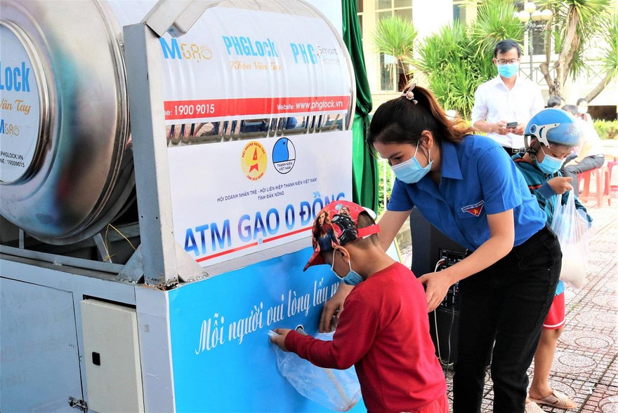 Em nhỏ nhận gạo tại ATM 0 đồng