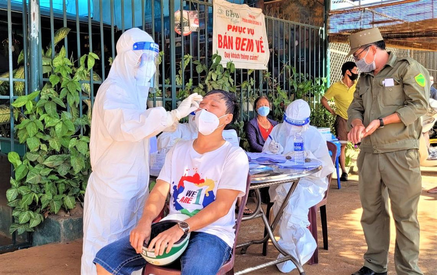 Lực lượng y tế TP. Buôn Ma Thuột lấy mẫu xét nghiệm SARS-CoV-2 cho toàn dân
