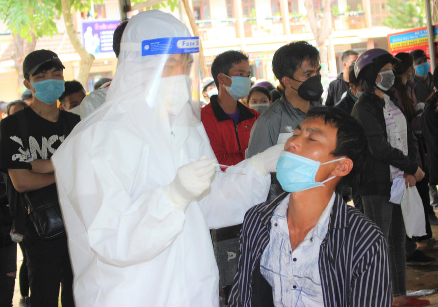 Đắk Lắk lấy mẫu xét nghiệm sàng lọc các công dân về từ vùng dịch. Ảnh minh họa